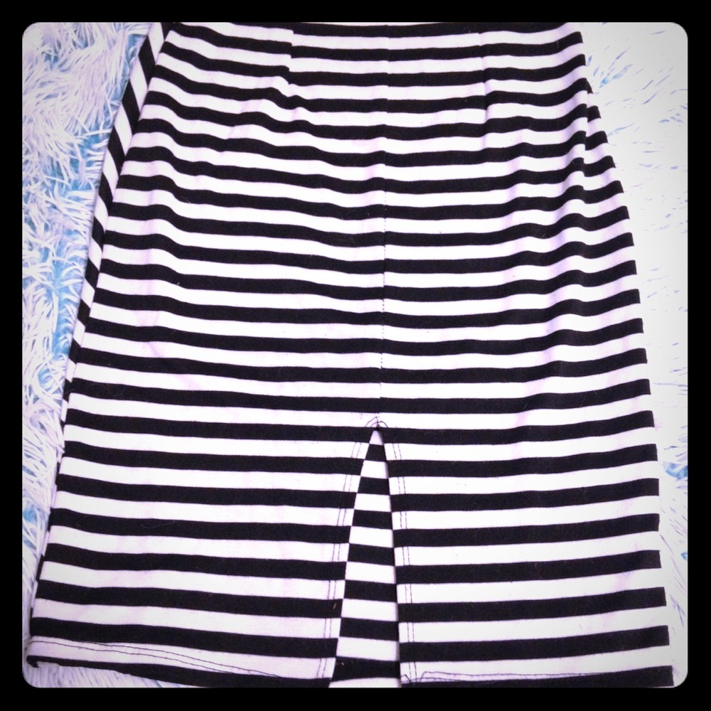 EVERYTHING MUST GO! White and black skirt